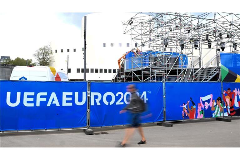 Monteure arbeiten am Aufbau der Fan-Zone in Düsseldorf.