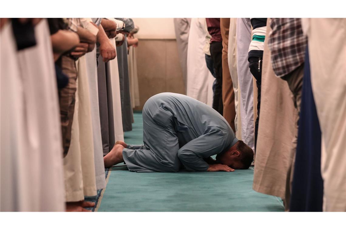Moslems beten in der Moschee von Scheich Abdul Qadir Al-Kilani.