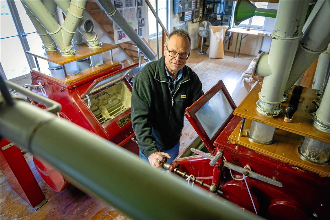 Müllermeister Manfred Thiel hat immer etwas zu tun in seiner Mühle. Normalerweise, sagt er, schaue er jeden Tag mal rein. Foto: Alexander Becher 