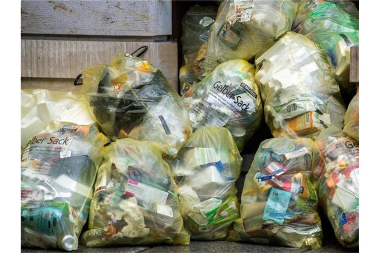 Müllsäcke liegen auf einem Stapel. Foto: Robert Michael/zb/dpa/Symbolbild