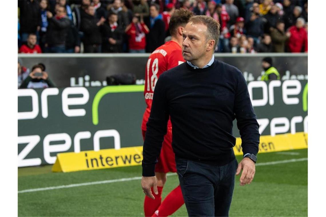 Eskalation nach Hopp-Anfeindung: Bayerns 6:0 nebensächlich Münchens Trainer Hansi Flick bei den eigenen Fans, nachdem diese ein beleidigendes Banner präsentiert haben. Foto: Tom Weller/dpa