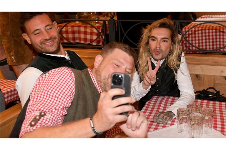 Münchner Oktoberfest: Bill Kaulitz (r), Sänger der Band Tokio Hotel, posiert neben Model Marc Eggers (l) im Schützenzelt für ein Foto.