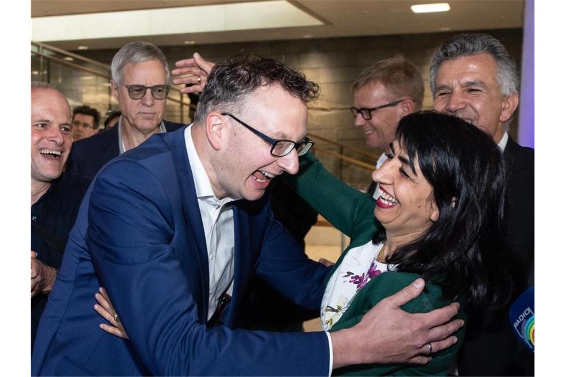 Herbe Verluste für CDU und SPD: Grüne triumphieren Muhterem Aras und Andreas Schwarz von den Grünen reagieren auf die Ergebnisse der ersten Hochrechnung der Europawahl. Foto: Fabian Sommer