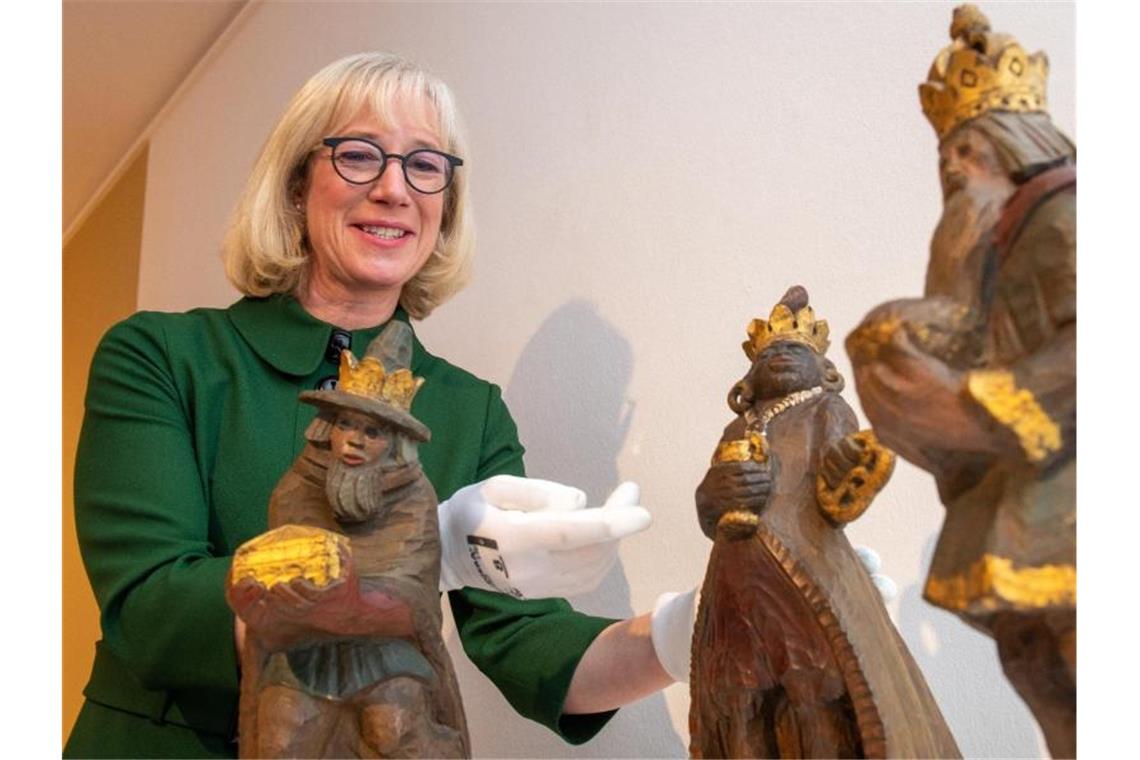 Museumsleiterin Stefanie Dathe präsentiert im Ulmer Museum die Kripppenfiguren aus dem Münster. Foto: Stefan Puchner/dpa