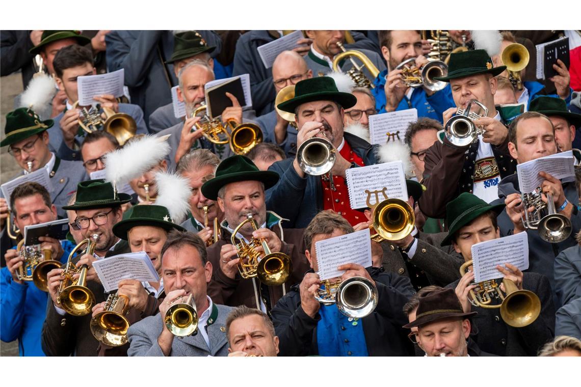 Musi beim Oktoberfest: Blaskapellen spielen auf den Stufen der Bavaria beim Platzkonzert der Wiesnwirte.