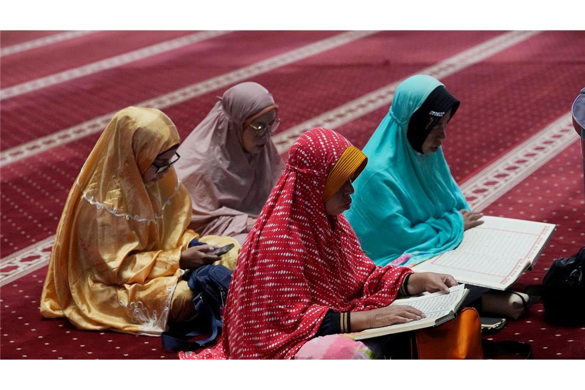 Muslimische Frauen lesen in der Istiqlal-Moschee in Jakarta den Koran, während sie am ersten Tag des Ramadan auf den Zeitpunkt des Fastenbrechens warten.