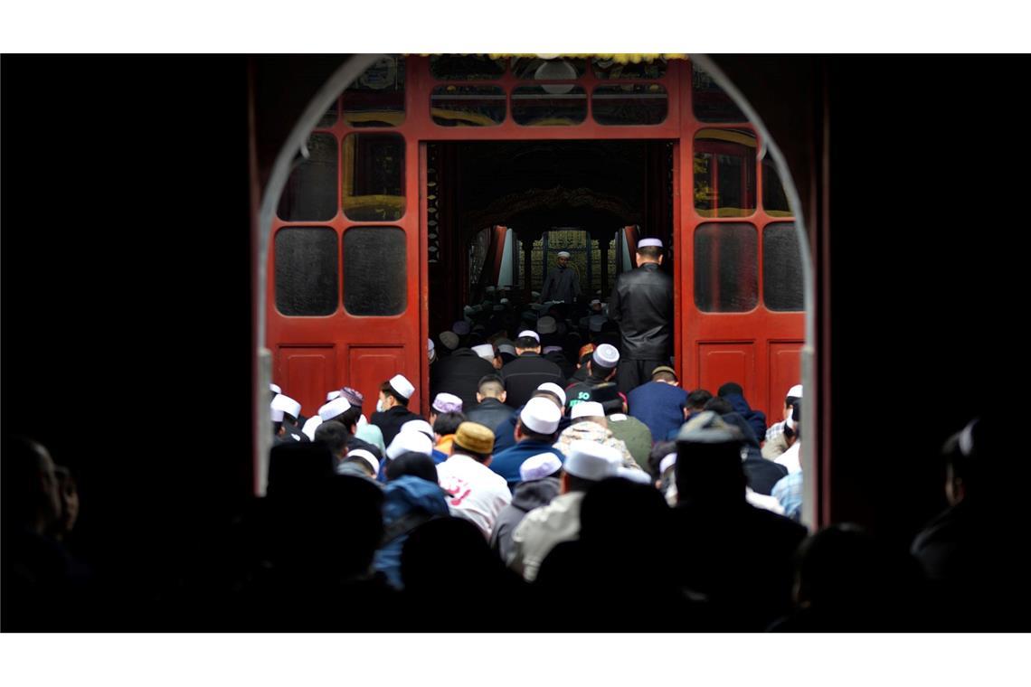 Muslimische Männer nehmen an den Eid al-Fitr-Gebeten zum Ende des heiligen Fastenmonats Ramadan in der Niujie-Moschee in Peking teil.