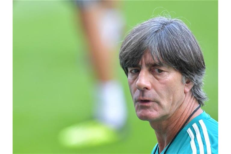 Muss auf die besonders geforderten Nationalspieler Rücksicht nehmen: Bundestrainer Joachim Löw. Foto: Uwe Anspach/dpa