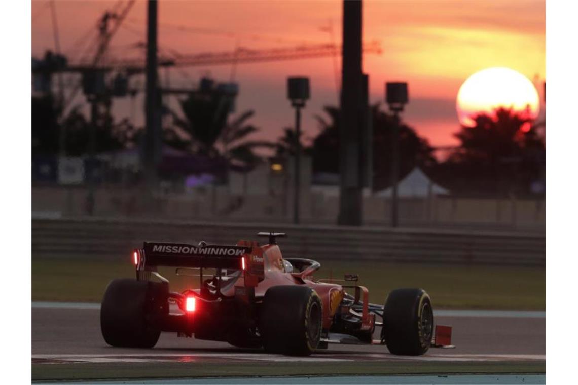 Vettel hofft auf „einen Boost“ in Abu Dhabi Muss für einen glücklichen Saisonabschluss seinen Ferrari beim Rennen in Abu Dhabi in den Griff bekommen: Sebastian Vettel. Foto: Hassan Ammar/AP/dpa