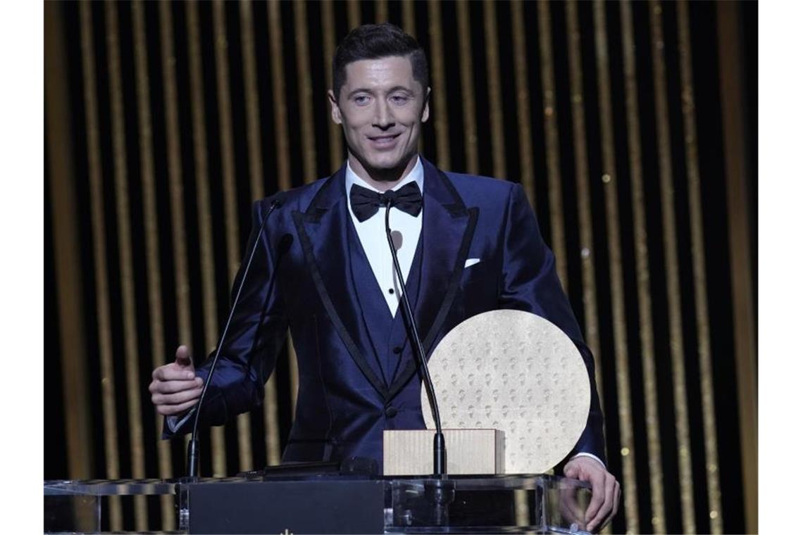 „Darüber nachdenken“: Goldener Ball 2020 für Lewandowski? Musste sich bei der Ballon d'Or-Wahl mit Platz zwei begnügen: Bayern-Torjäger Robert Lewandowski. Foto: Christophe Ena/AP/dpa