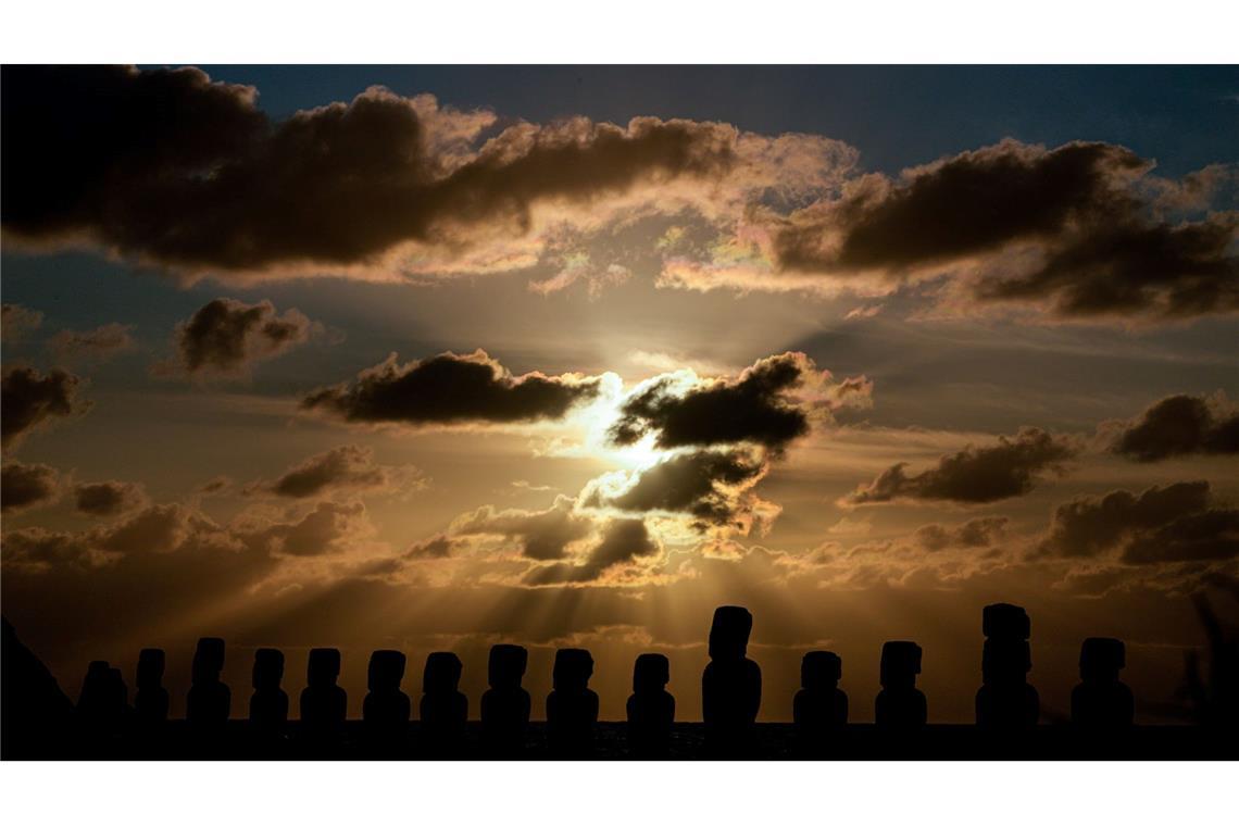 Mythischer Moment: Die Sonne geht hinter den Moai-Statuen auf den Osterinseln auf. Die Bedeutung und der Zweck der riesigen Figuren sind immer noch ein Geheimnis.