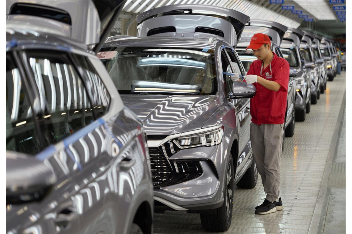 Nach Auffassung der EU subventioniert China die Produktion von E-Autos in unzulässigem Ausmaß. Deshalb erhebt die EU Strafzölle – gegen den Willen der deutschen Regierung.