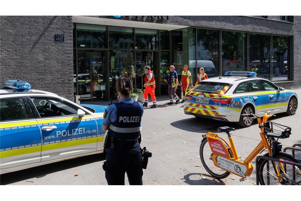 Nach bisherigen Ermittlungen soll ein 30-Jähriger seine 26 Jahre alte Ehefrau mit einem Messer getötet haben. (Archivbild)