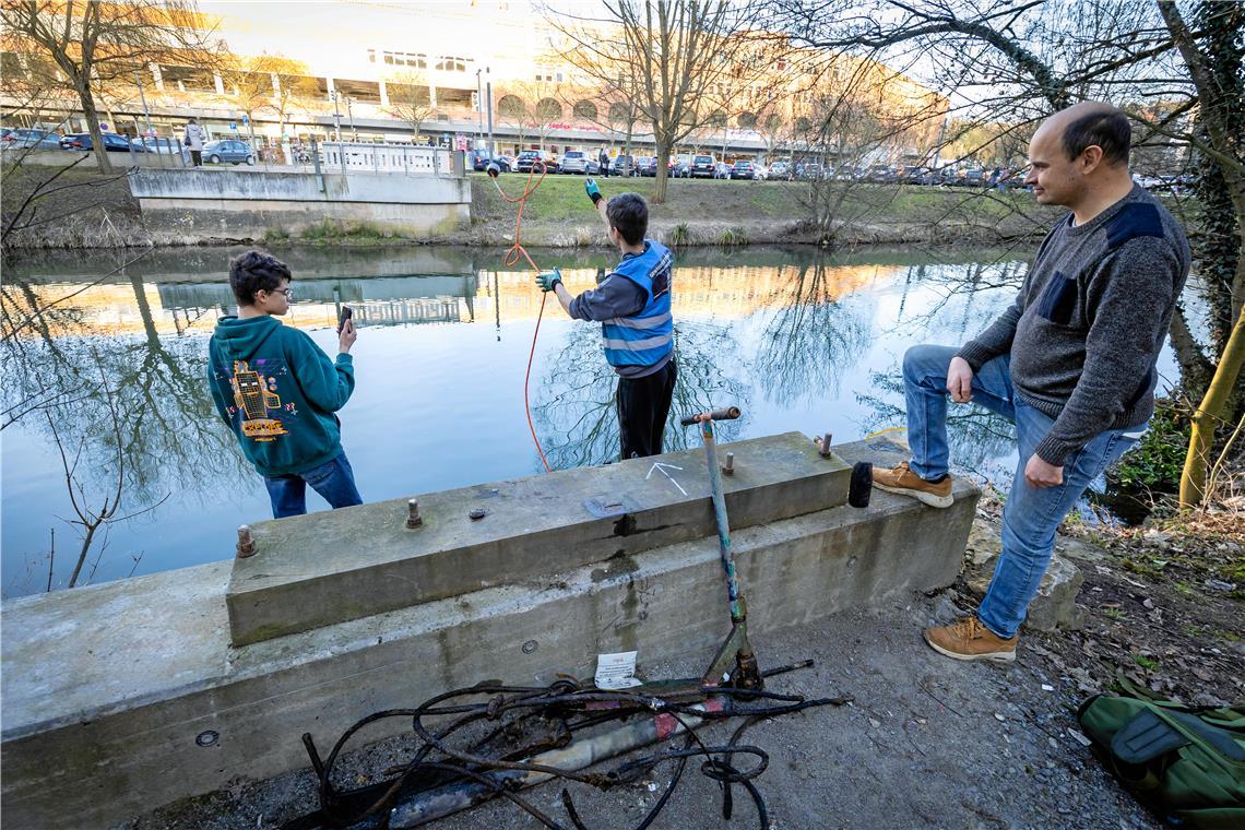 Nach dem Abbau der alten Fußgängerbrücke, die über die Murr geführt hat, angeln Markus Kronenwett und seine Söhne Leon und Joel (von rechts) zum ersten Mal an dieser Stelle gegenüber der Bleichwiese. Fotos: Alexander Becher