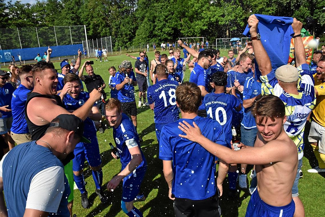 Nach dem Abpfiff in Weiler zum Stein gab’s kein Halten mehr: Kleinaspach feierte den Titel mit Sekt- und Bierduschen. Foto: Tobias Sellmaier