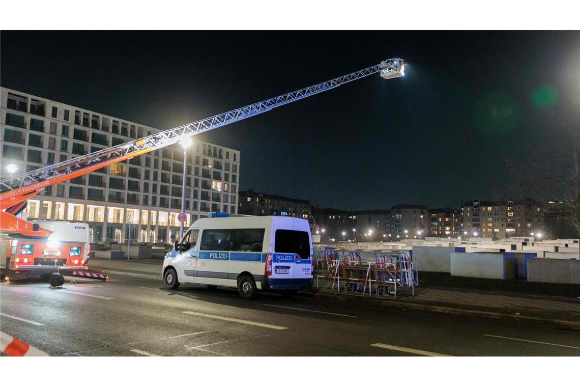 Nach dem Angriff am Freitagabend sucht die Polizei den Tatort ab.