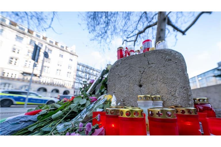 Nach dem Anschlag in München auf eine Demo sind ein zweijähriges Mädchen und ihre Mutter gestorben.