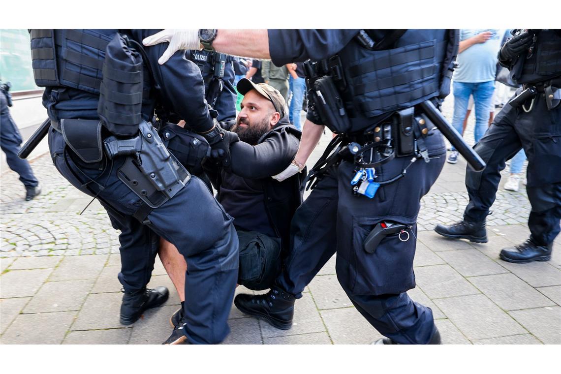 Nach dem Anschlag mit drei Toten in Solingen hat es am Montagabend in der Stadt Demonstrationen gegeben.