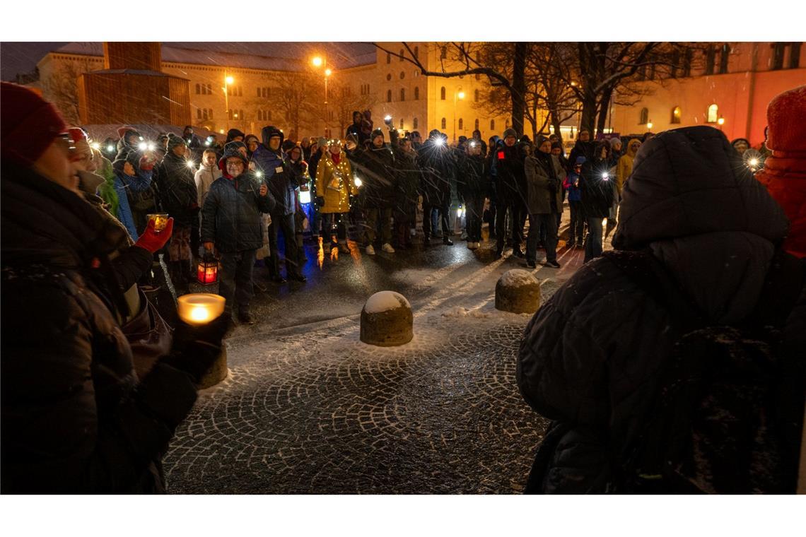 Nach dem Anschlag von München ist die Betroffenheit groß - bei einer Lichterkette versammelten sich am Abend zahlreiche Menschen.