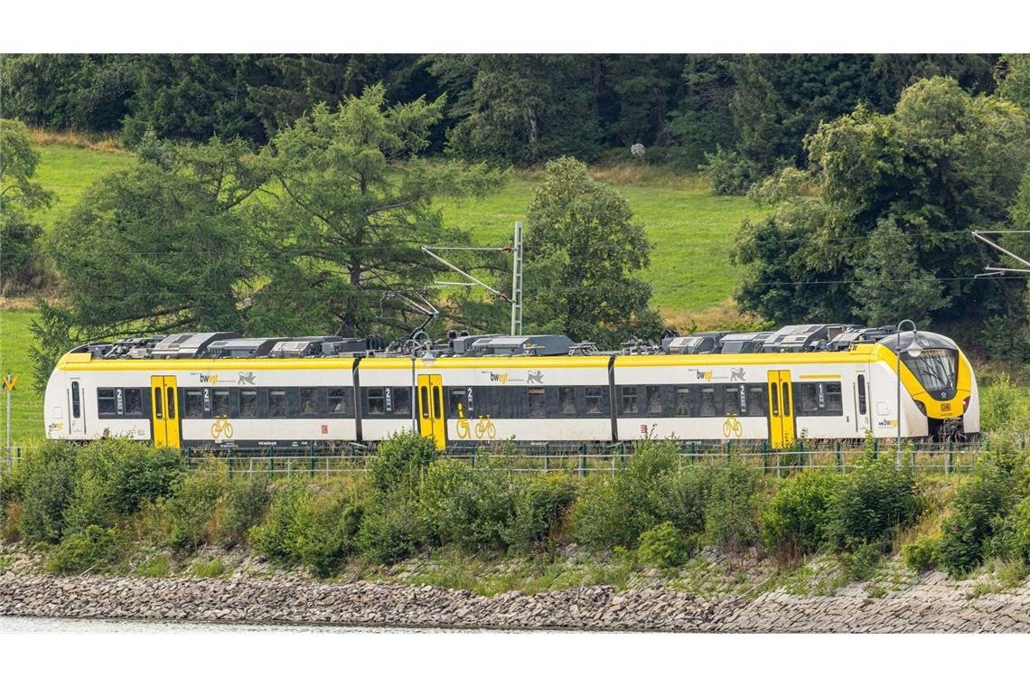 Nach dem Erdrutsch an einer Bahnstrecke im Südschwarzwald dauern die Beeinträchtigungen im Bahnverkehr an. (Symbolbild)