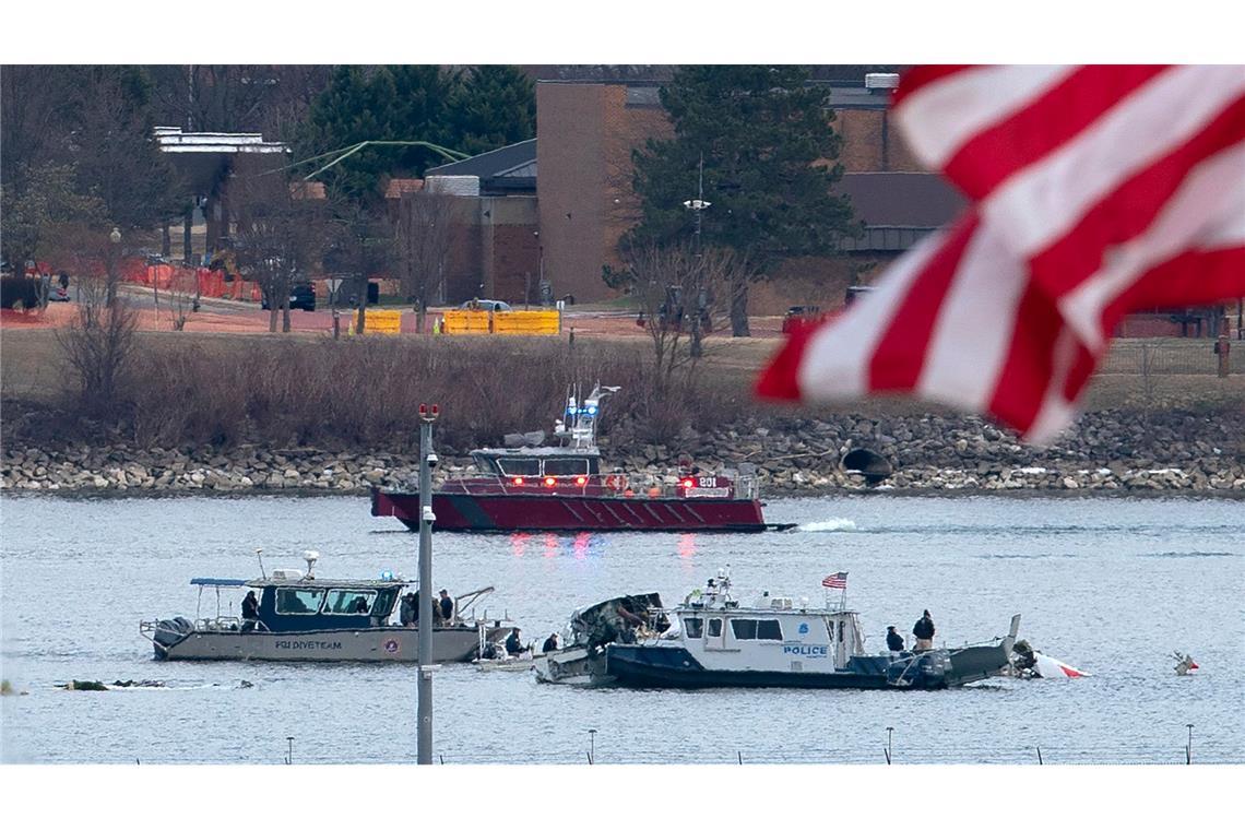 Nach dem Flugzeugunglück in Washington läuft die Bergung von Todesopfern und die Suche nach der Ursache für den Absturz.