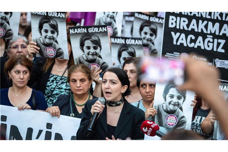 Nach dem Fund der Leiche versammelten sich Demonstranten  in  Istanbul, hielten Fotos von Narin Guran in den Händen und skandierten Slogans.