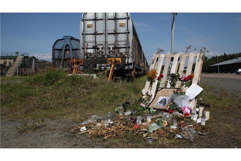 Nach dem Mord an einem 14-jährigen Mädchen im südschwedischen Landskrona ist am Tatort in einem Industriegebiet ein Gedenkort voller Kerzen, Blumen und Briefe entstanden. (Archivbild)