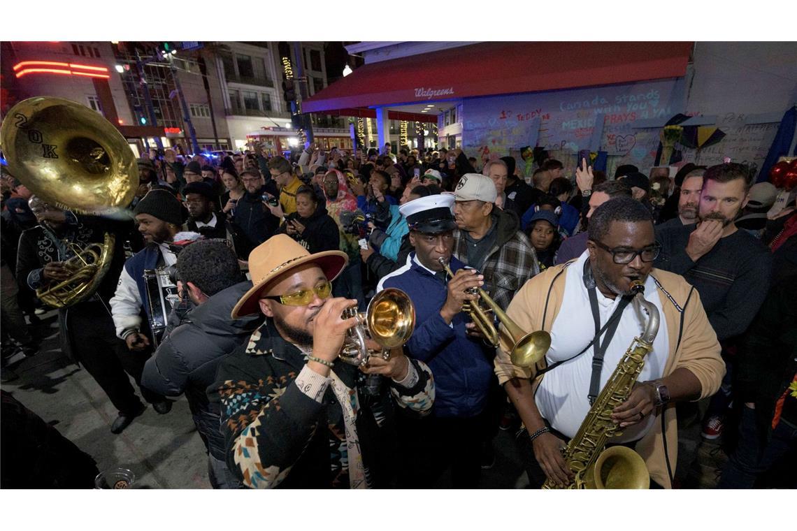 Nach dem mutmaßlichen Terroranschlag in New Orleans gibt es einen Trauermarsch mit traditioneller Musik zum Gedenken an die Opfer.