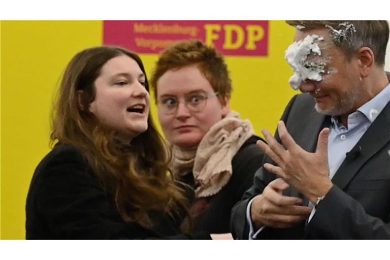 Nach dem Schaumwurf auf FDP-Chef Christian Lindner ermittelt die Polizei gegen die Werferin. (Archivbild)