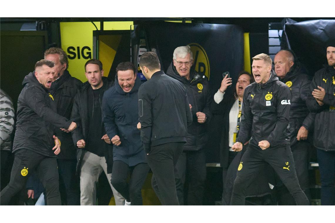 Nach dem Schlusspfiff entlädt sich der Druck auf der Dortmunder Trainerbank.