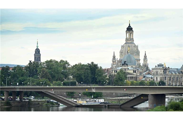 Nach dem Teileinsturz der Carolabrücke in Dresden fordert der Hauptverband der Deutschen Bauindustrie, der Sanierung von Brücken in Deutschland höchste Priorität einzuräumen.