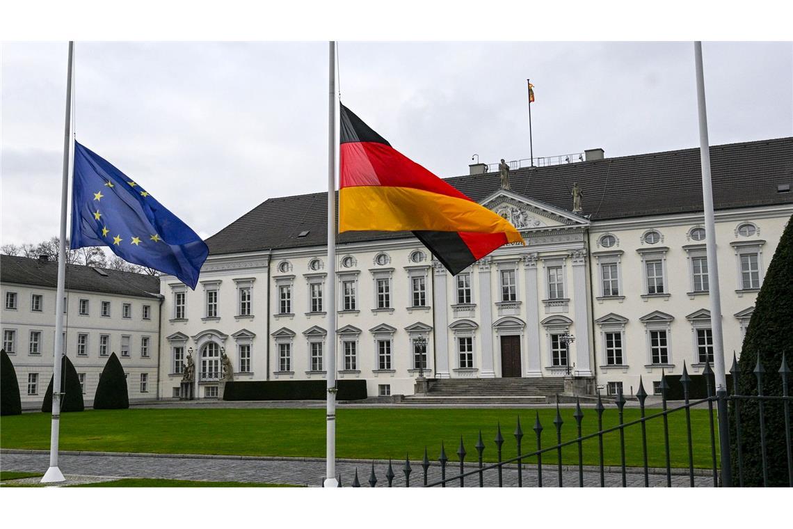 Nach dem Tod des früheren Bundespräsidenten Köhler wehen die Fahnen vor Schloss Bellevue auf Halbmast.