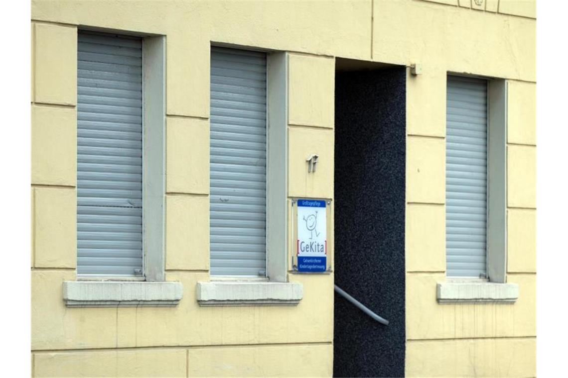 Zwei tödlich verunglückte Kinder in Kitas in kurzer Folge Nach dem Tod eines zweijährigen Jungen in einer städtischen Mini-Kita in Gelsenkirchen ermittelt die Polizei „in alle Richtungen“. Foto: Federico Gambarini/dpa