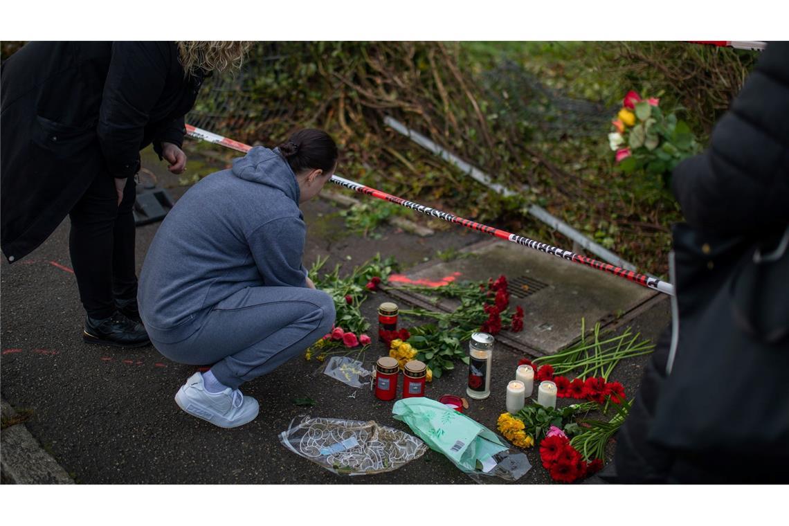 Nach dem Unfall mit drei Toten legen Trauernde Blumen und Kerzen an der Unfallstelle nieder.