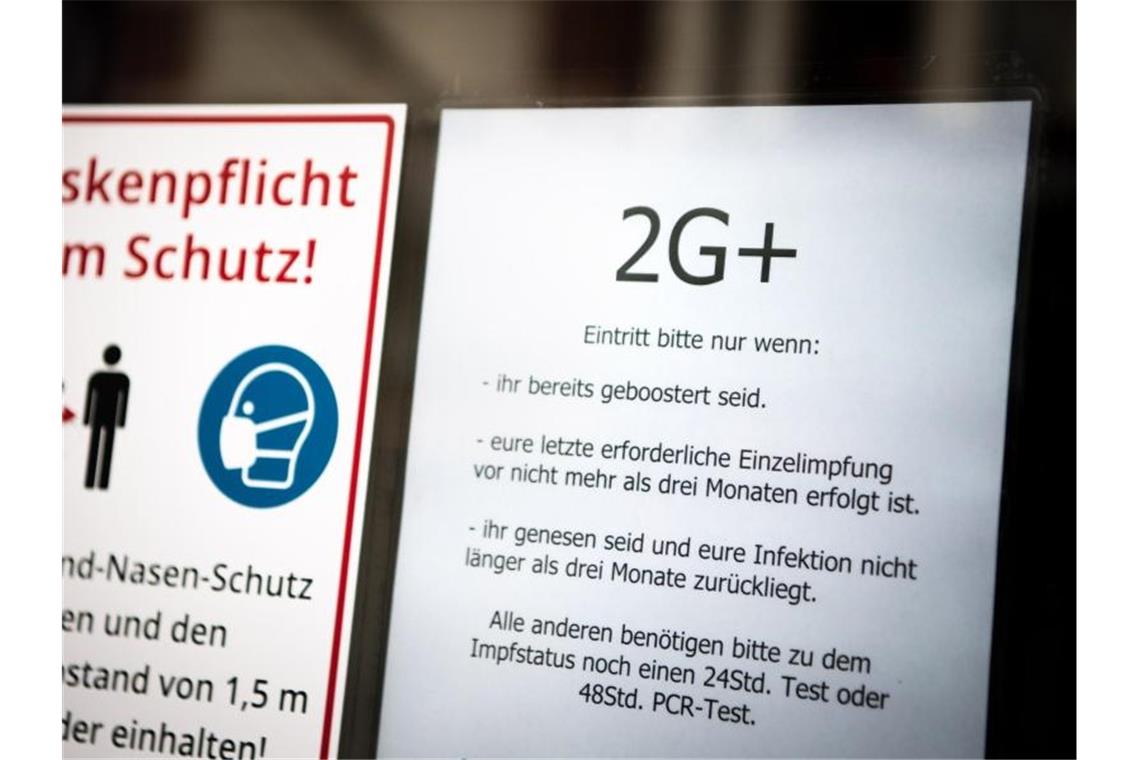 Lauterbach warnt vor Sorglosigkeit im Sommer Nach dem Willen der FDP soll es Regeln wie 2G plus im Sommer nicht mehr geben. Foto: Sina Schuldt/dpa