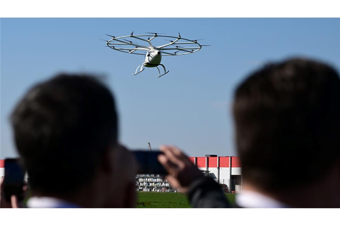 Nach dem Willen von Volocopter sollen die Flugtaxis auch während der Olympischen Spiele in Paris in der Luft zu sehen sein. (Archivbild)