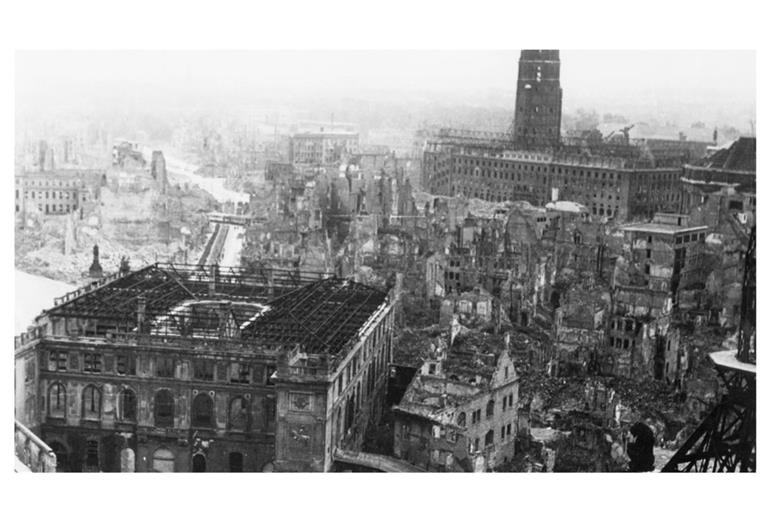 Nach den alliierten Bombenangriffen vom Februar 1945 war das einstige Elbflorenz einen Schuttlandschaft.