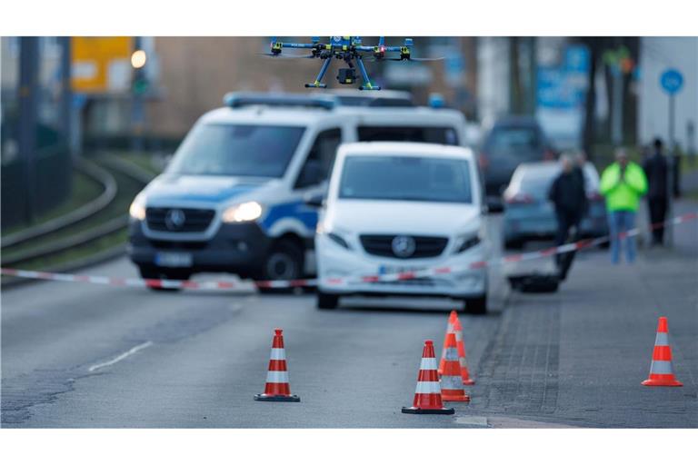 Nach den Schüssen in der Nähe des Landgerichts Bielefeld ermittelt die Polizei zu den Hintergründen.