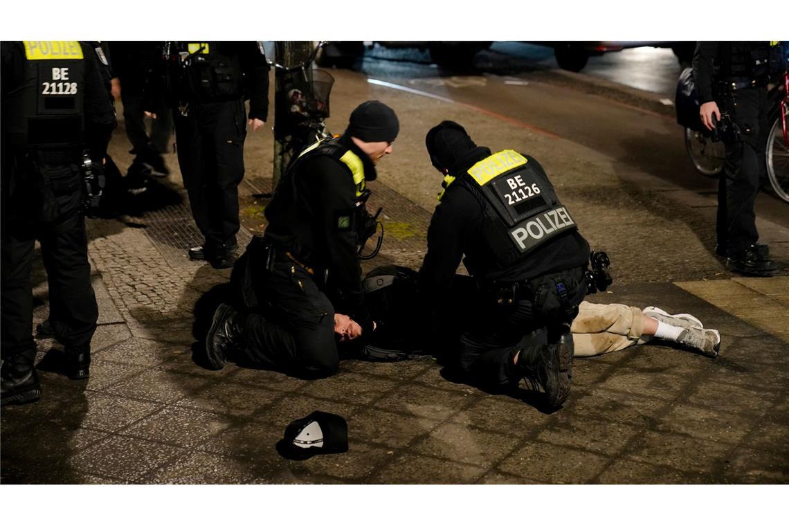 Nach der Attacke am Holocaust-Denkmal in Berlin hat die Polizei einen Verdächtigen festgenommen.