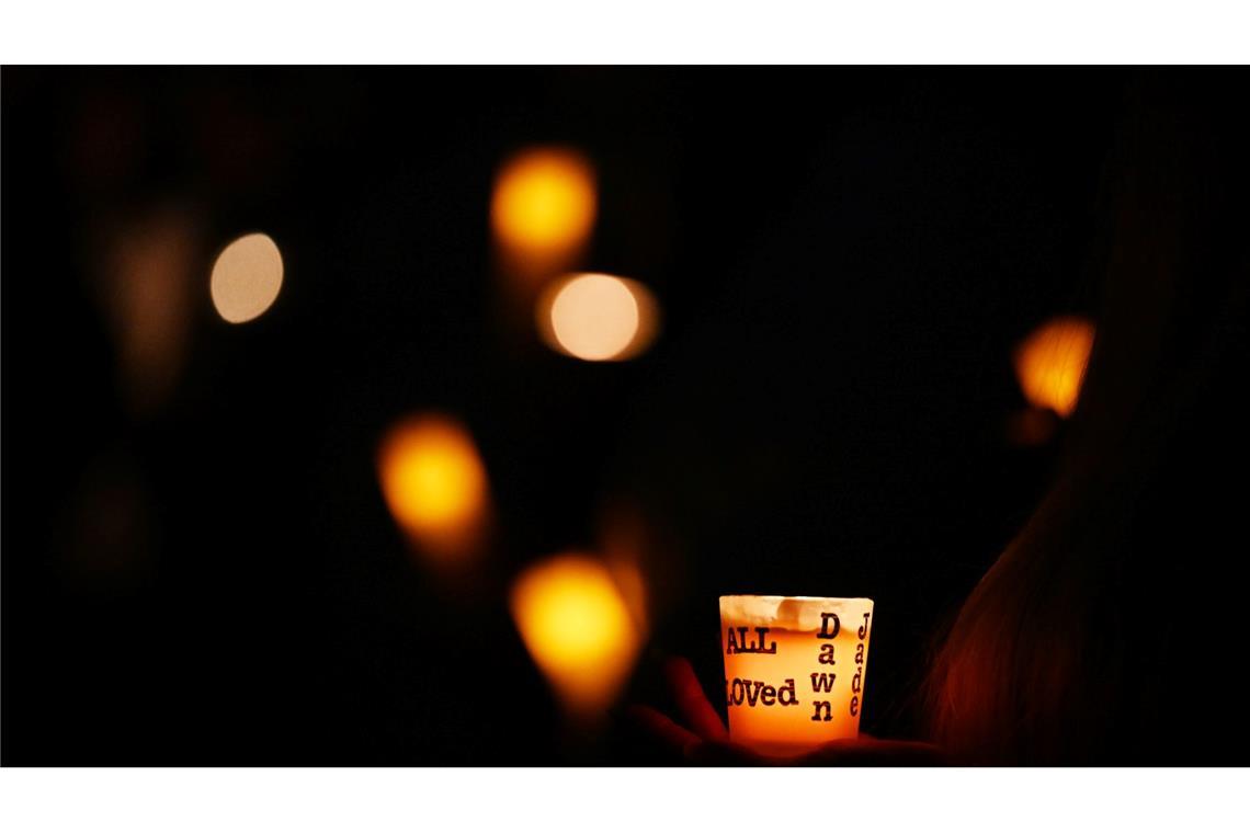 Nach der Bluttat mit sechs Toten in einem Einkaufszentrum in Sydney wird der Opfer mit einer Mahnwache bei Kerzenlicht gedacht.