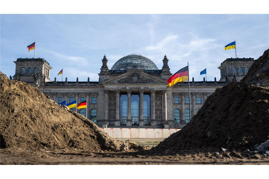 Nach der Bundestagswahl - Vor dem Reichstagsgebäude ist eine Baustelle.