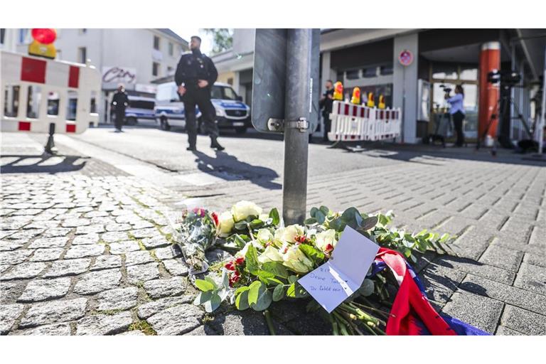 Nach der Messerattacke auf dem Solinger Stadtfest liegen in der Nähe des Tatorts Blumen auf einem Gehweg.