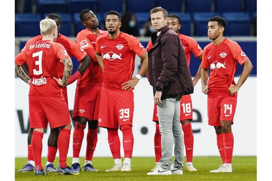 Verlierer Leipzig vor Geisterspielen: „Wettbewerbsnachteil“ Nach der Niederlage bei der TSG 1899 Hoffenheim steht Leipzigs Trainer Jesse Marsch mit der Mannschaft auf dem Spielfeld. Foto: Uwe Anspach/dpa