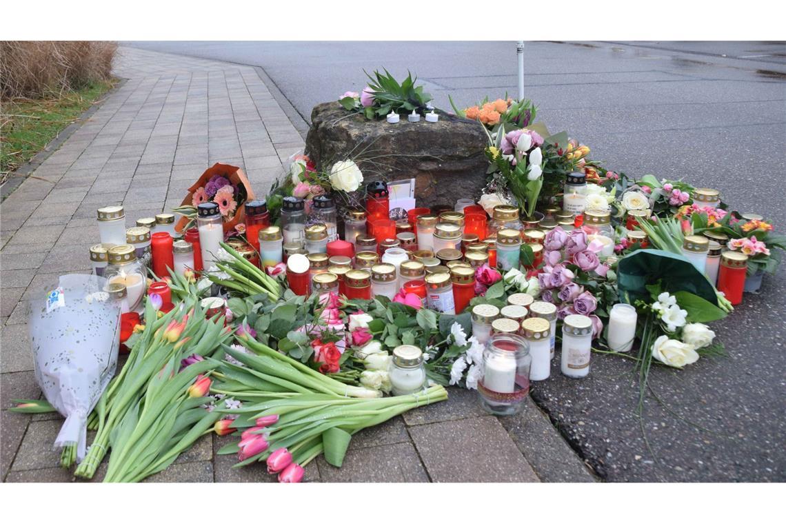 Nach der Tat legten Menschen Blumen und Kerzen am Tatort zum Gedenken an das junge Opfer ab.