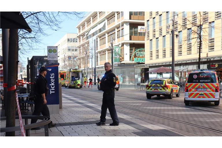 Nach der Todesfahrt in Mannheim bleiben Kaufhäuser am Dienstag geschlossen.