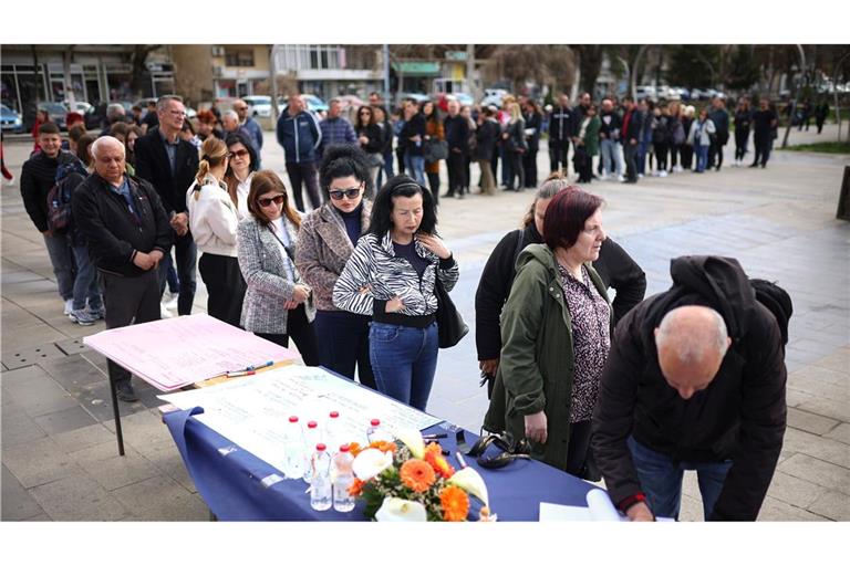 Nach der verheerenden Brandkatastrophe in der Diskothek in Kocani mit mindestens 59 Toten ist die Trauer in Nordmazedonien groß - die Menschen stehen Schlange, um sich in Kondolenzbücher einzutragen.