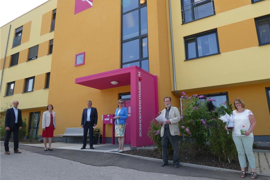 Hospiz vervollständigt sein Angebot mit „Daheim sein“ Nach der Vertragsunterzeichnug vorm Hospiz (von links): Alexander Akamphuber (SAPVTeamleiter AOK), Gabriele Keller (SAPV-Team), Eberhard Kraut (AOK), Susanne Stolp-Schmidt (Hospizreferentin), Heinz Franke, Susanne Seibold (SAPV-Koordination). Foto: privat