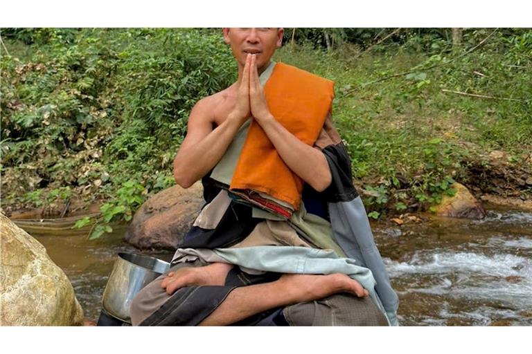 Nach eigenen Angaben schläft der Mönch Thich Minh Tue immer im Sitzen.