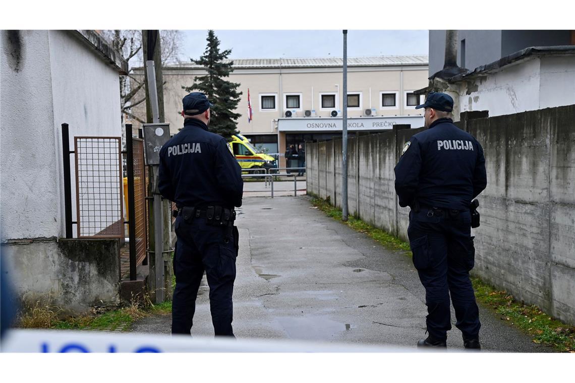 Nach einem Angriff in einer Schule in Zagreb ist die Polizei im Einsatz. Der Täter hat mit einem Messer ein Kind getötet und vier weitere Menschen verletzt.