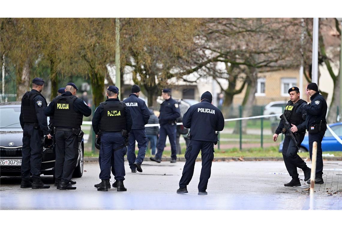 Nach einem Angriff in einer Schule in Zagreb ist die Polizei im Einsatz. Der Täter hat mit einem Messer ein Kind getötet und vier weitere Menschen verletzt.